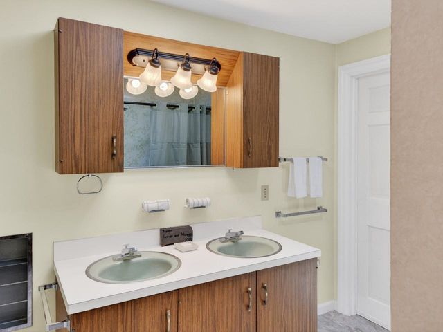 1376 Wes White Hill, Richmond, VT 05477