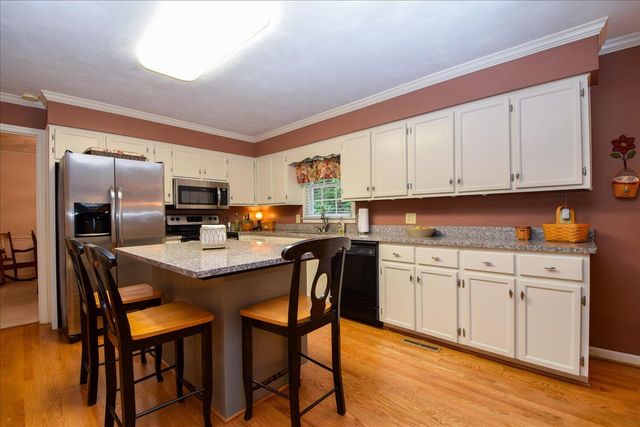 5448 Highfields RD, Roanoke, VA 24018