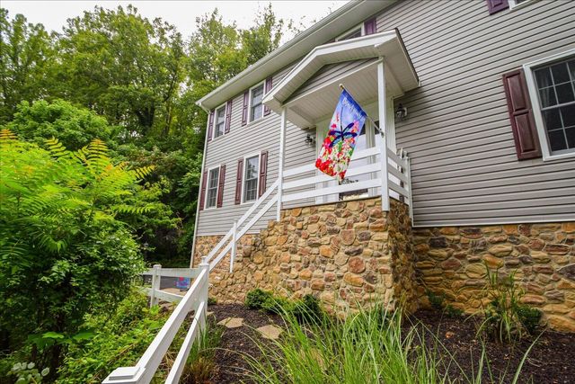 5448 Highfields RD, Roanoke, VA 24018