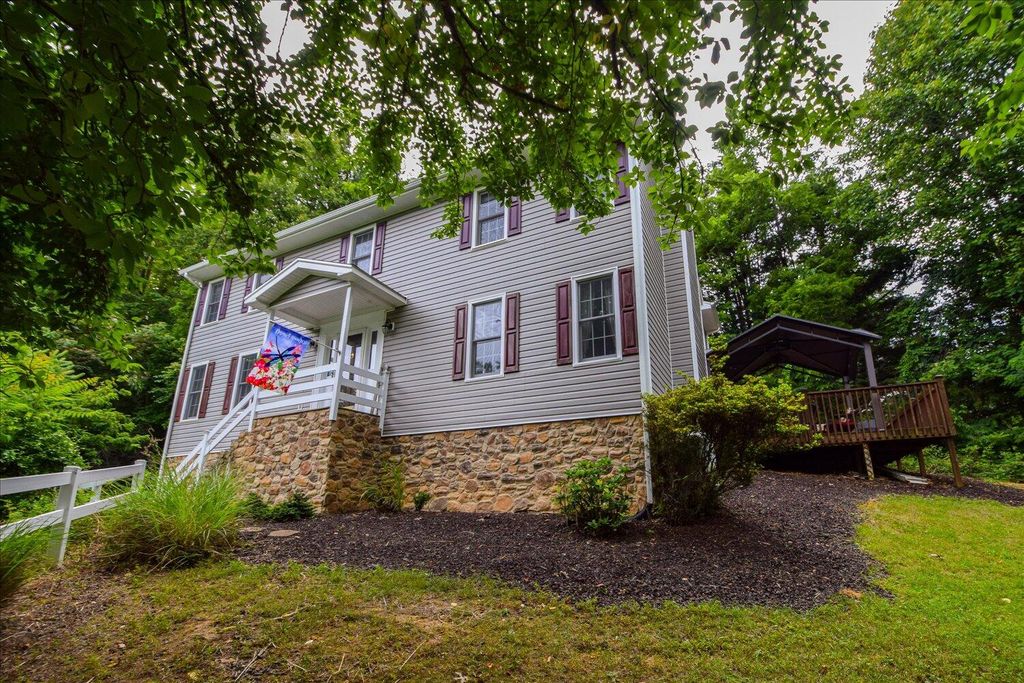 5448 Highfields RD, Roanoke, VA 24018
