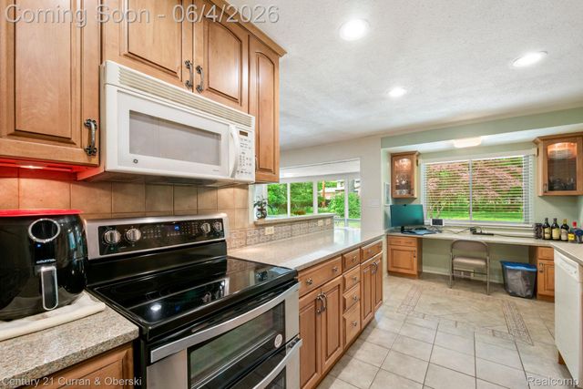 36634 W Lyman Road, Farmington Hills, MI 48331