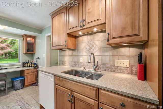36634 W Lyman Road, Farmington Hills, MI 48331