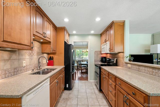 36634 W Lyman Road, Farmington Hills, MI 48331
