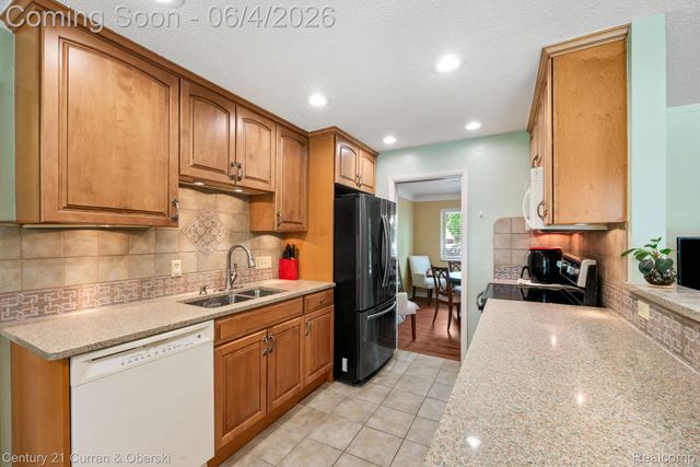36634 W Lyman Road, Farmington Hills, MI 48331