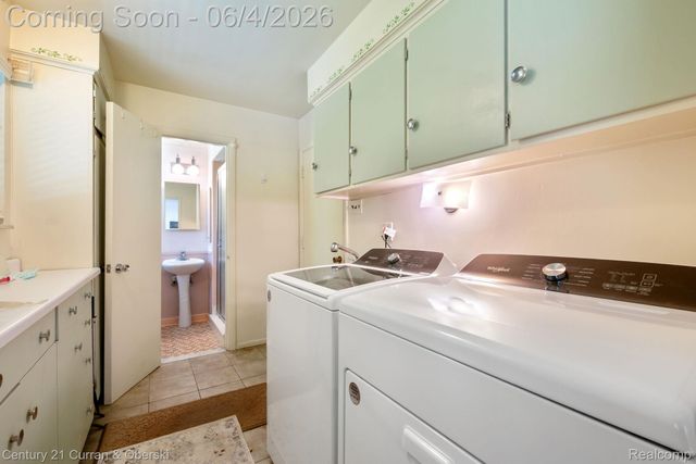 36634 W Lyman Road, Farmington Hills, MI 48331