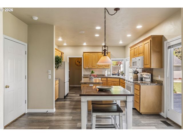 88467 TIMBERLINE Dr, Veneta, OR 97487