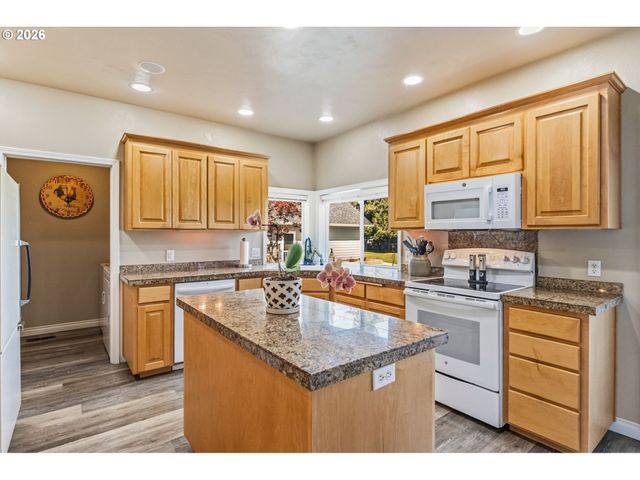 88467 TIMBERLINE Dr, Veneta, OR 97487
