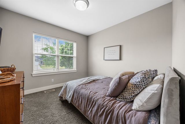 2414 Hallbrook Street SW, Cedar Rapids, IA 52404