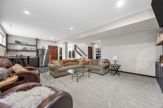 2414 Hallbrook Street SW, Cedar Rapids, IA 52404