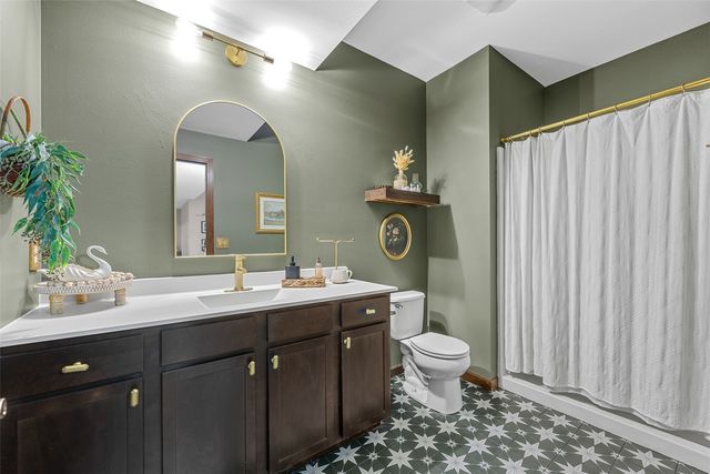 2414 Hallbrook Street SW, Cedar Rapids, IA 52404
