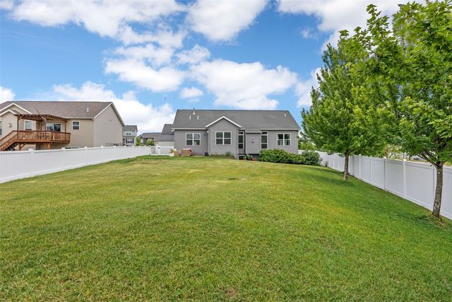 2414 Hallbrook Street SW, Cedar Rapids, IA 52404