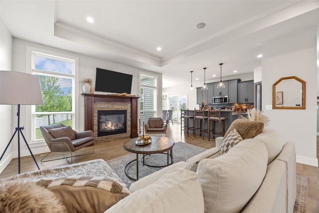 2414 Hallbrook Street SW, Cedar Rapids, IA 52404