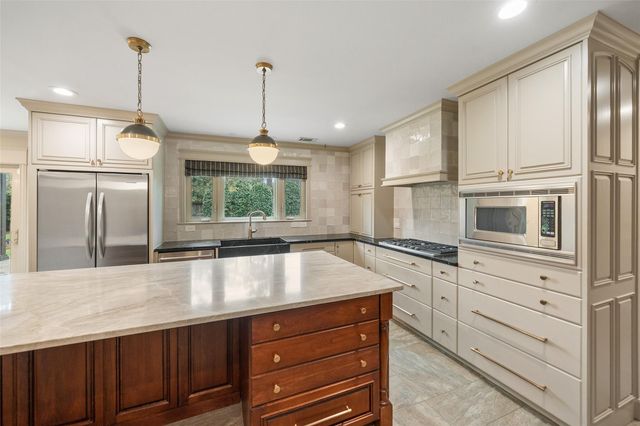 15219 Beacham Drive, Houston, TX 77070