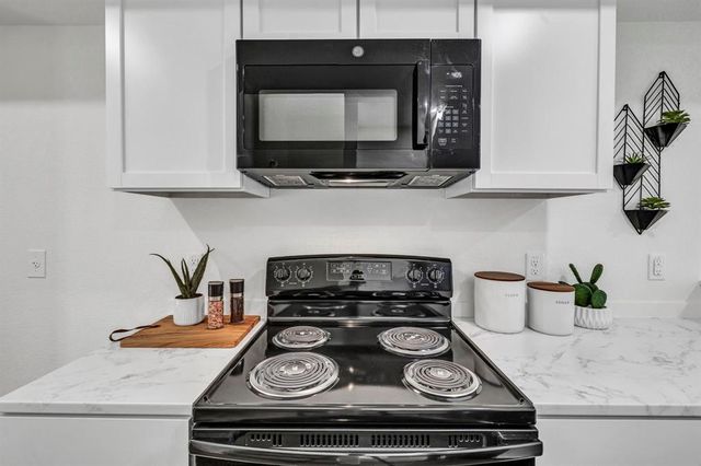 350 Debus ST 124, Taylor, TX 76574