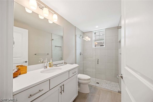 201 Indies DR E 102, Naples, FL 34114