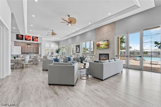201 Indies DR E 102, Naples, FL 34114