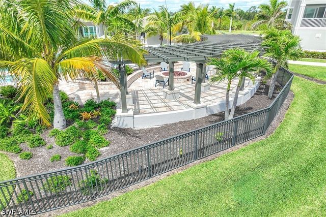201 Indies DR E 102, Naples, FL 34114