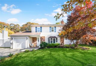 31 Fallen Leaf Road, Holbrook, NY 11741