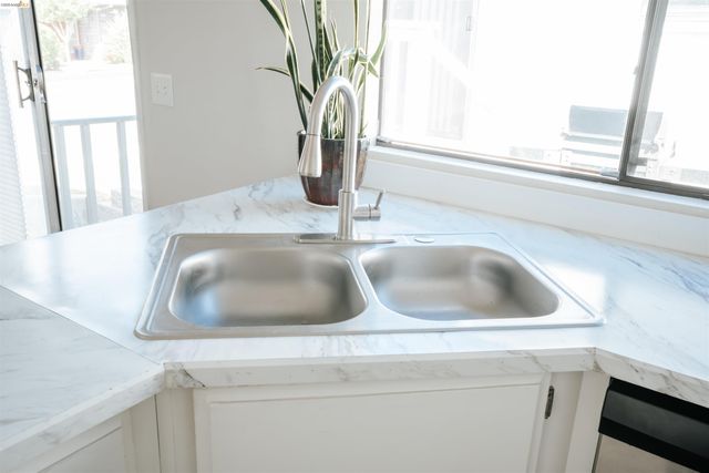 1909 Strasbourg Ln, Antioch, CA 94509