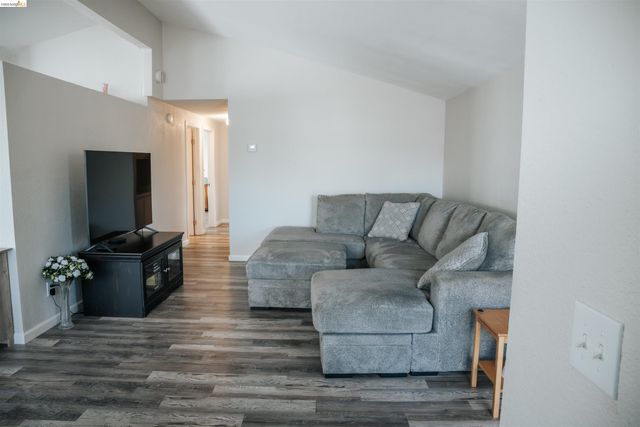 1909 Strasbourg Ln, Antioch, CA 94509