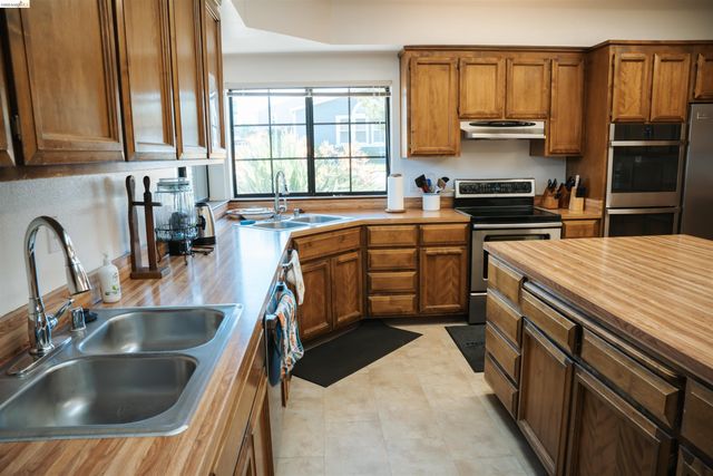 1909 Strasbourg Ln, Antioch, CA 94509