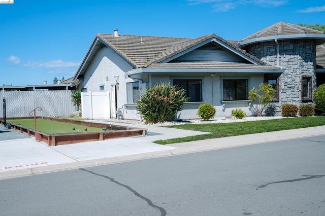 1909 Strasbourg Ln, Antioch, CA 94509