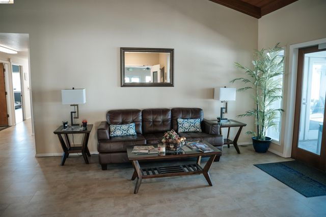 1909 Strasbourg Ln, Antioch, CA 94509