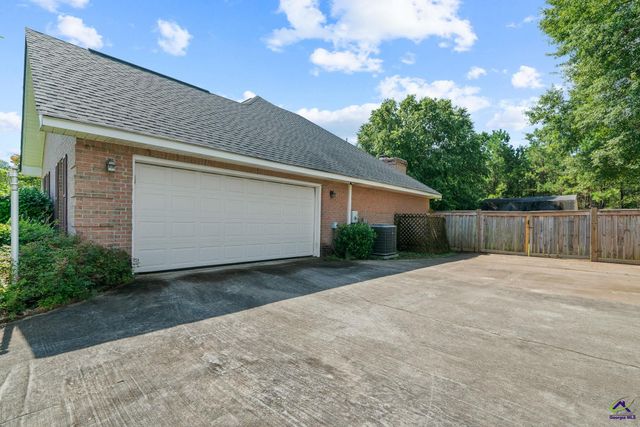 215 Red Bird Circle, Bonaire, GA 31005