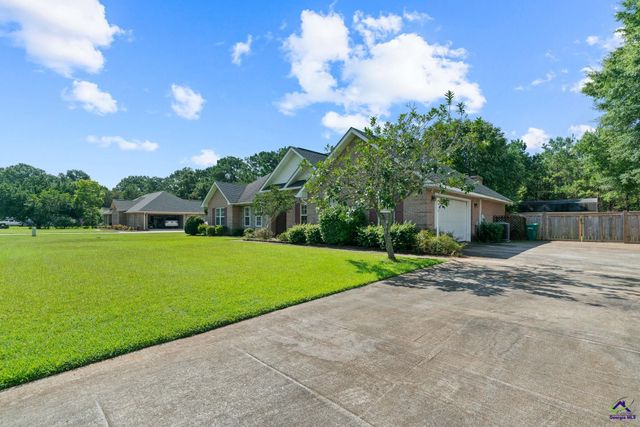 215 Red Bird Circle, Bonaire, GA 31005