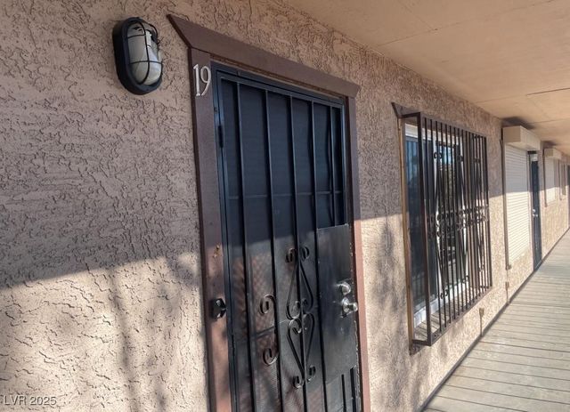 565 South Royal Crest Circle 19, Las Vegas, NV 89169