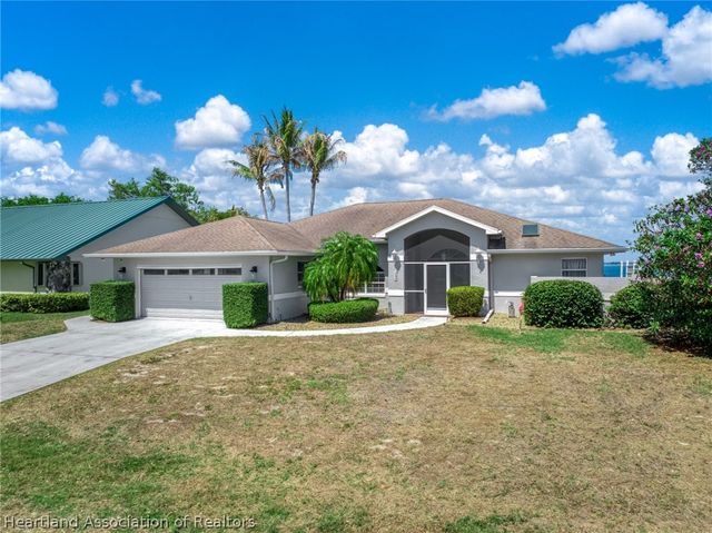 104 Lakefront Court NE, Lake Placid, FL 33852