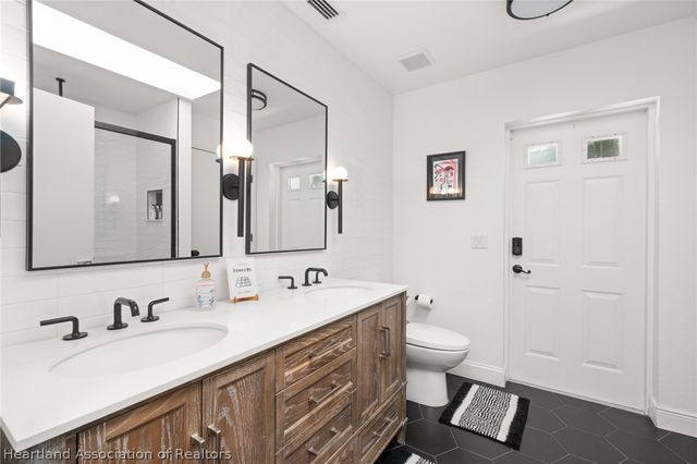 104 Lakefront Court NE, Lake Placid, FL 33852