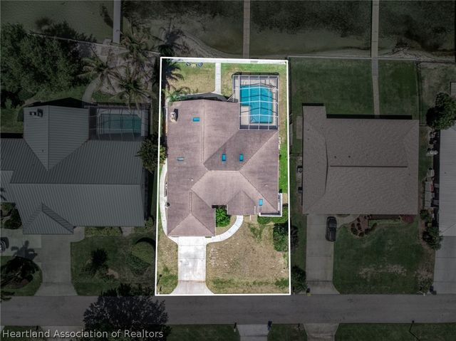 104 Lakefront Court NE, Lake Placid, FL 33852