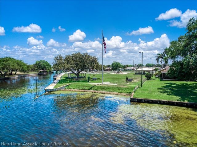 104 Lakefront Court NE, Lake Placid, FL 33852