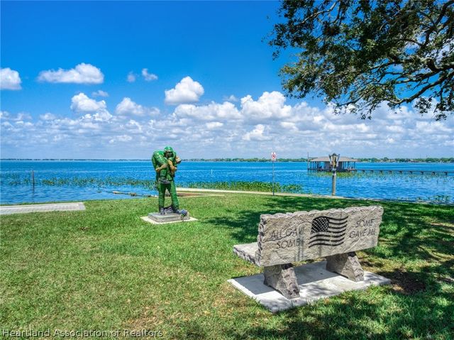 104 Lakefront Court NE, Lake Placid, FL 33852