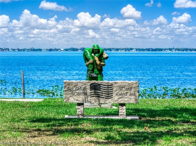 104 Lakefront Court NE, Lake Placid, FL 33852