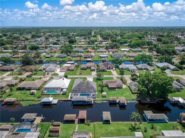 104 Lakefront Court NE, Lake Placid, FL 33852