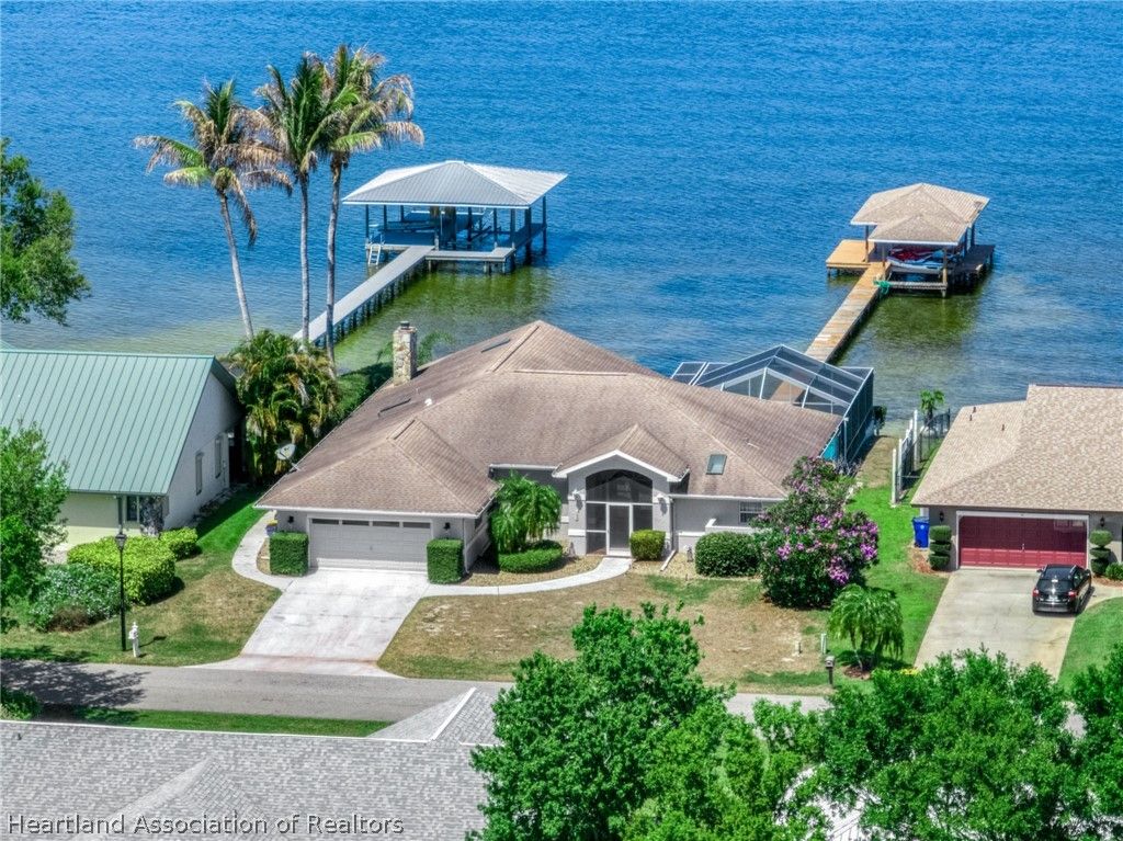 104 Lakefront Court NE, Lake Placid, FL 33852