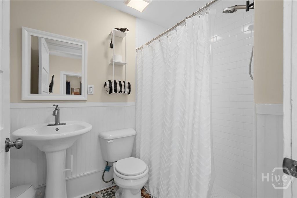 Image 20 of property listing at 303 W Park Avenue A, Savannah, GA 31401