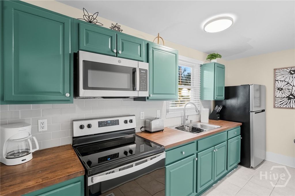Image 8 of property listing at 303 W Park Avenue A, Savannah, GA 31401