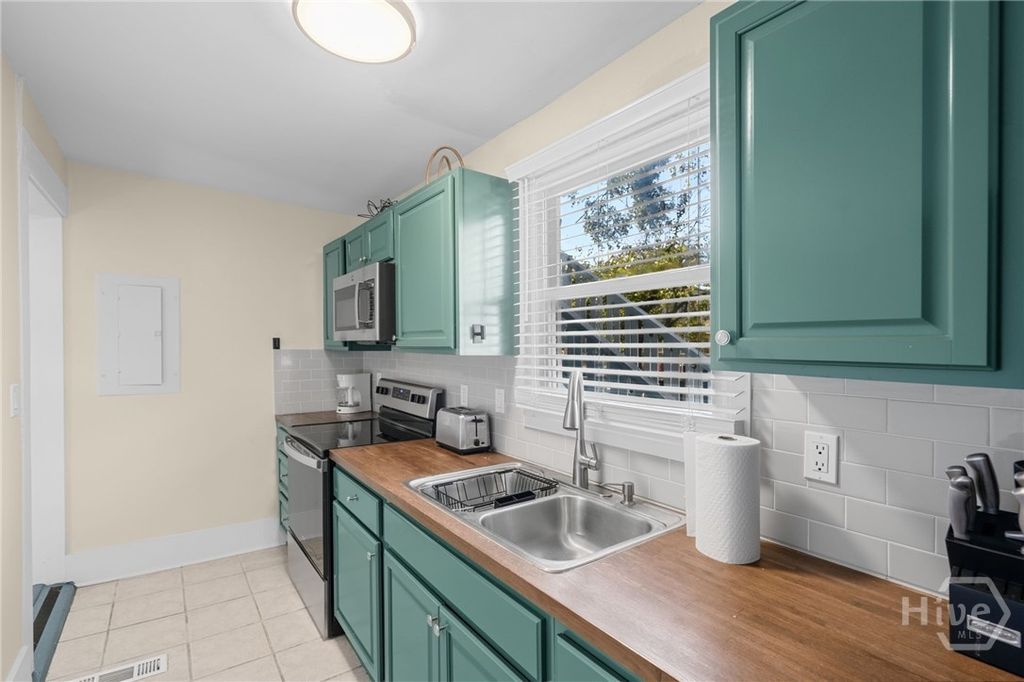 Image 9 of property listing at 303 W Park Avenue A, Savannah, GA 31401