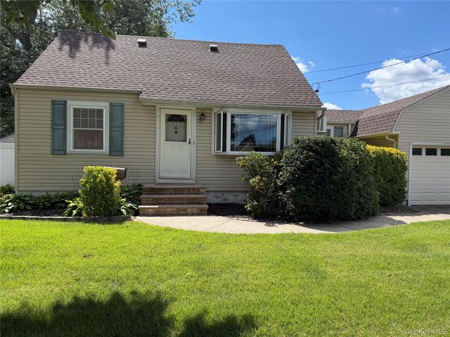 1 Higbie Drive, West Islip, NY 11795