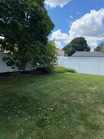 1 Higbie Drive, West Islip, NY 11795