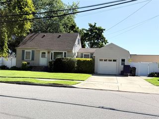 1 Higbie Drive, West Islip, NY 11795