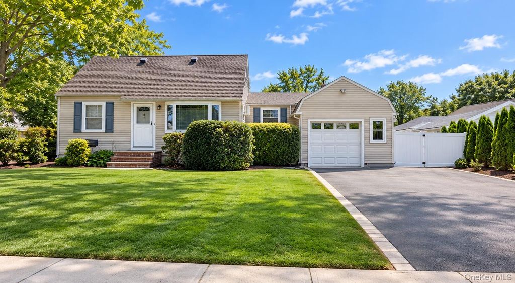 1 Higbie Drive, West Islip, NY 11795 — exterior
