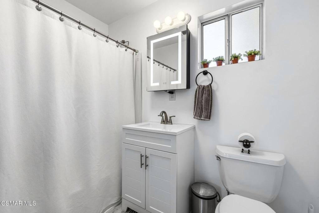 Image 16 of property listing at 1484 N Rose Street, Burbank, CA 91505
