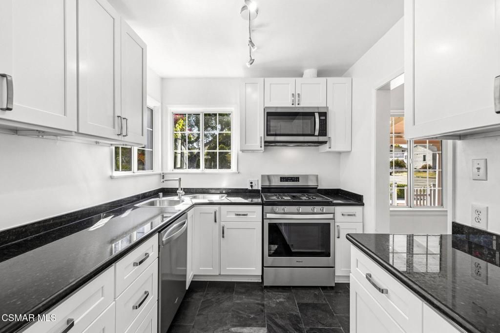 Image 34 of property listing at 1484 N Rose Street, Burbank, CA 91505