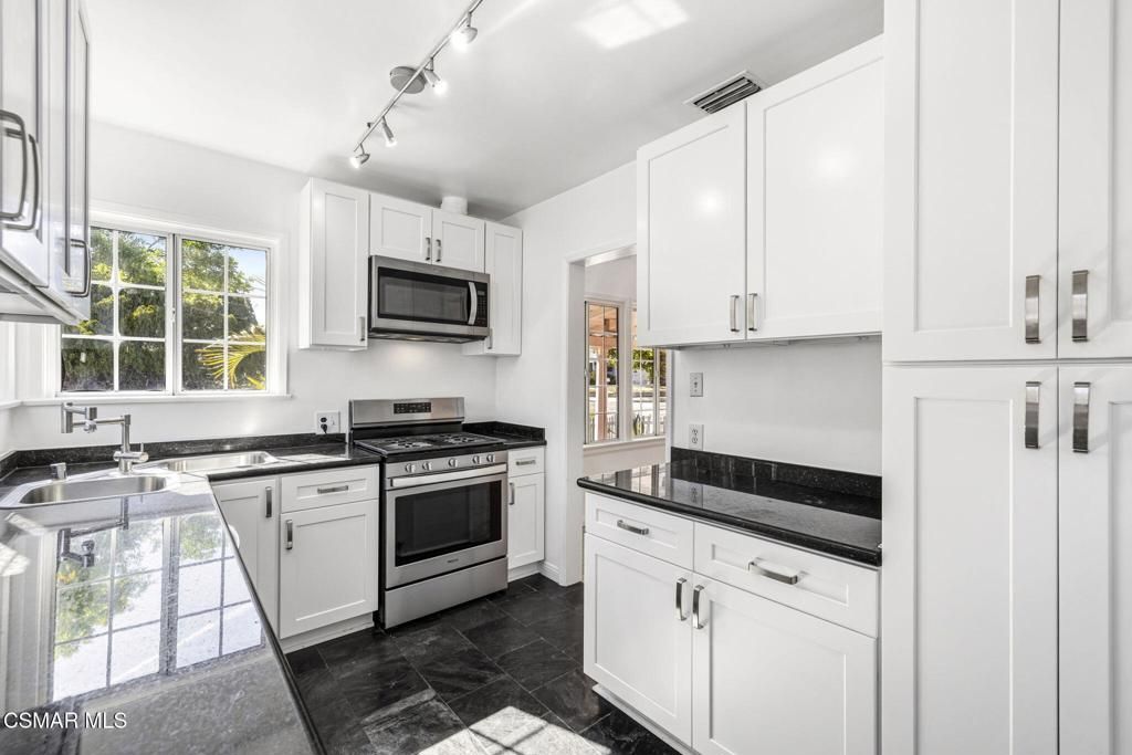 Image 36 of property listing at 1484 N Rose Street, Burbank, CA 91505