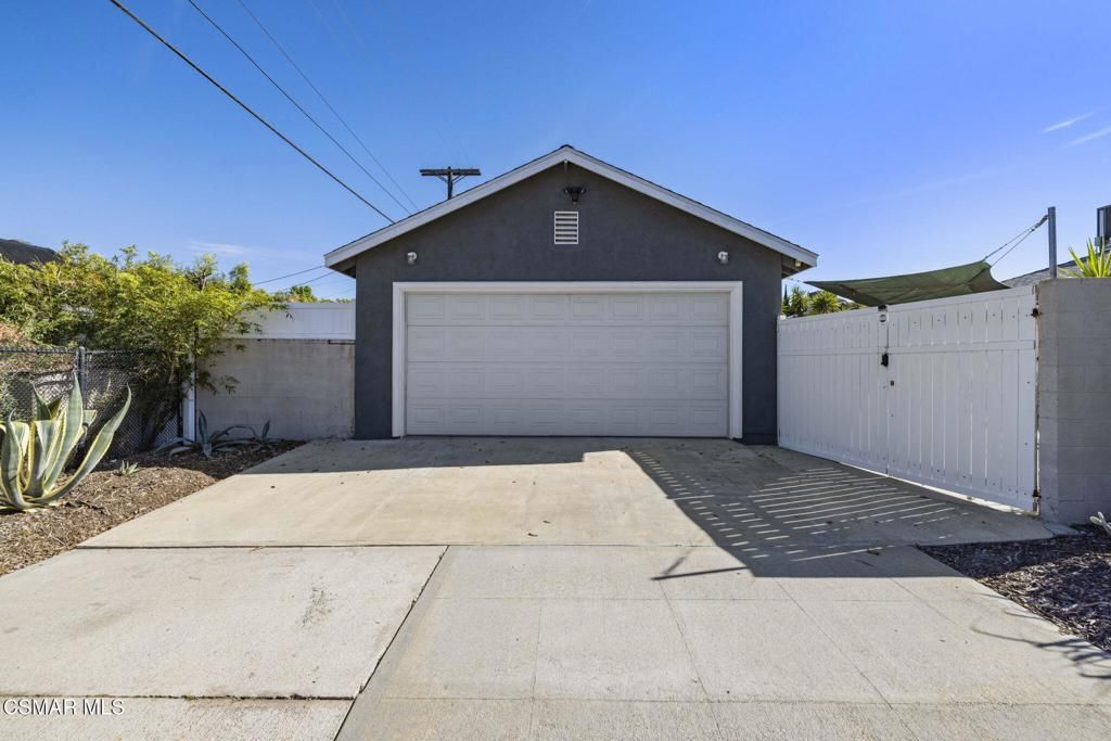 Image 53 of property listing at 1484 N Rose Street, Burbank, CA 91505