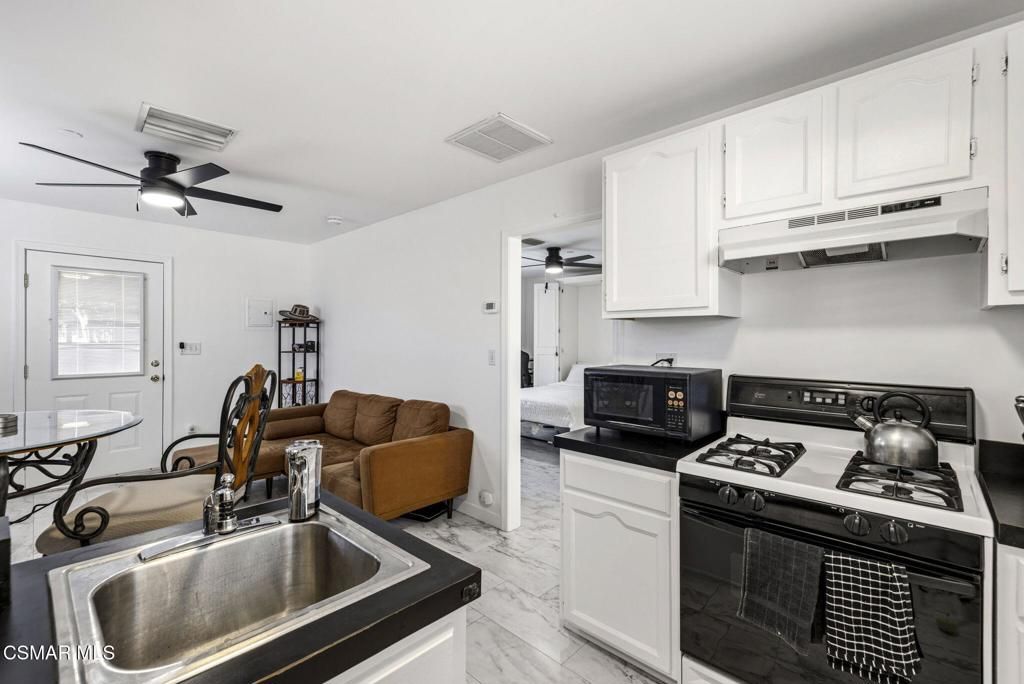 Image 8 of property listing at 1484 N Rose Street, Burbank, CA 91505